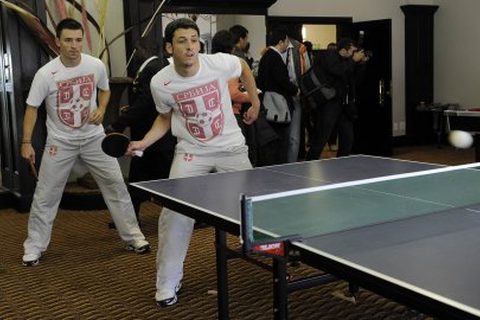 kolarov-i-kacar-igraju-stoni-tenis