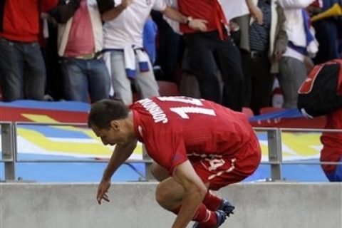 Milan Jovanovic skace preko ograde da slavi gol sa navijacima