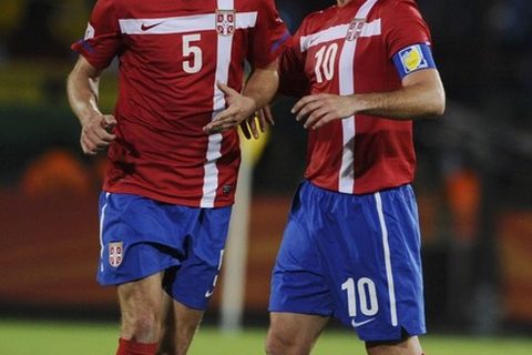 Nemanja Vidić i Dejan Stankovic tokom utakmice protiv Gane u Pretoriji