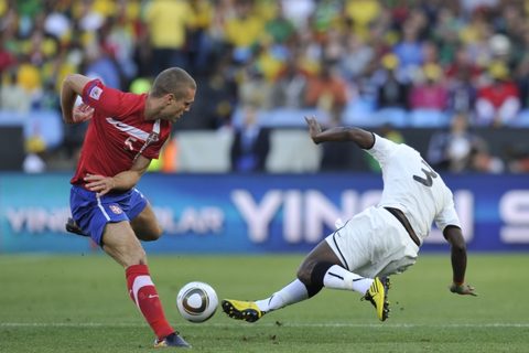 Nemanja Vidić tokom prve utakmice na Svetskom Prvenstvu 2010 u Juznoj Africi