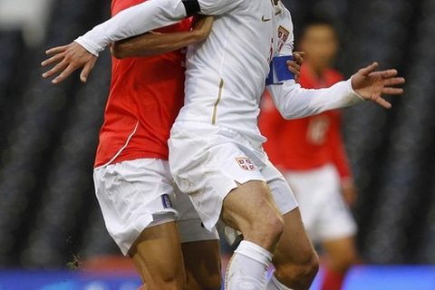 Nemanja Vidić u belom dresu reprezentacije Srbije tokom utakmice protiv Juzne Koreje (Nov, 18, 2009)