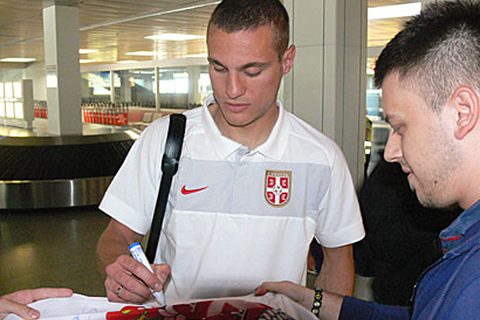 Nemanja Vidić potpisuje zastavu na aerodromu