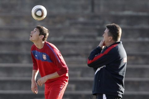 Nikola Žigić dzonglira loptu u Johansburgu, 9 juni, 2010