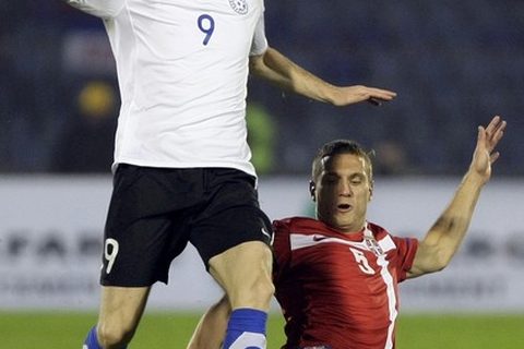 Nemanja Vidic uklizava tokom utakmice Srbija-Estonija, Beograd, EP 2012