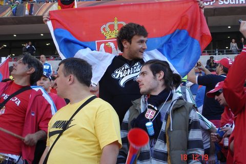Navijac Srbije iz Zemuna sa zastavom Srbije
