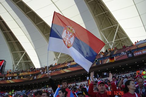 Srpski navijac mase srpsku zastavu tokom utakmice Svetskog Prvenstva 2010