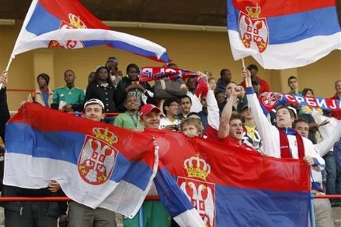 Navijaci Srbije masu zastavama na treningu u Johanesburgu
