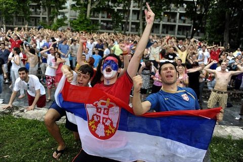 Srpski navijaci slave gol protiv Nemacke na Svetskom Prvenstvu 2010