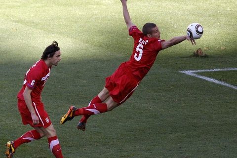 Nemanja Vidic igra rukom tokom utakmice Srbija-Nemacka