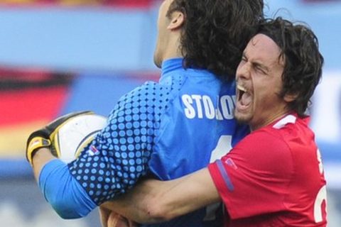 Vladimir Stojković slavi odbranu penala sa Suboticem