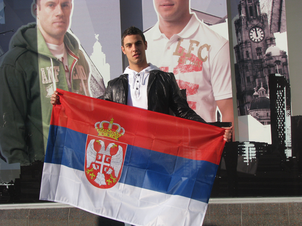 Nikola Saric, mladi reprezentativac Danske drzi srpsku zastavu u sred Liverpool-a Nikola Saric, mladi reprezentativac Danske drzi srpsku zastavu u sred Liverpool-a